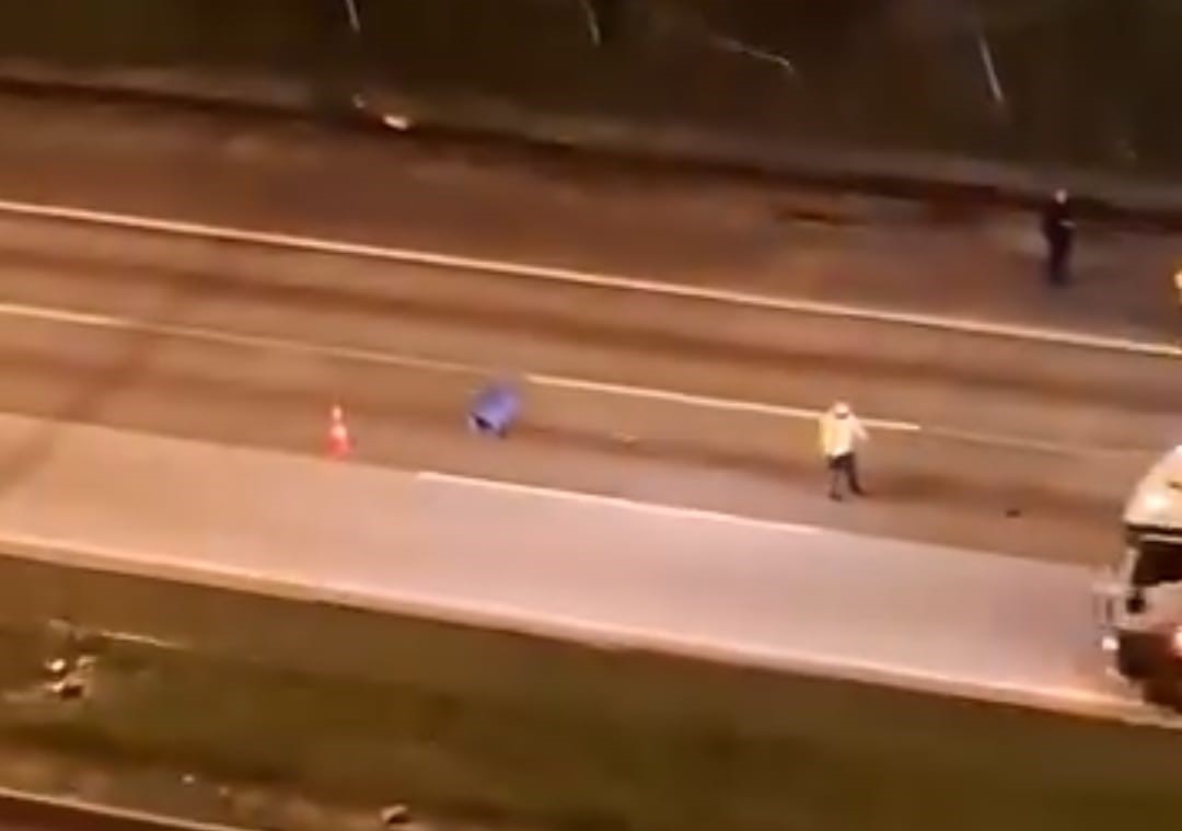 Otoyolda karşıya geçmeye çalıştı, tırın altında kalıp öldü
