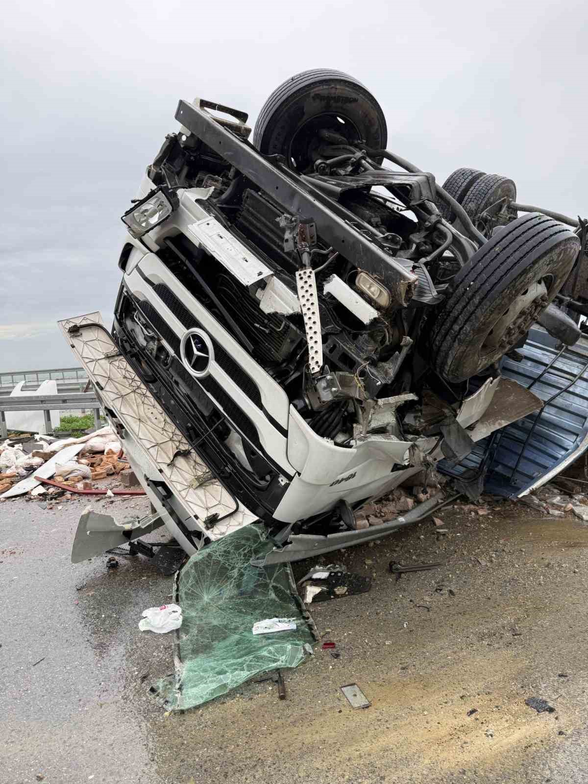Otoyolda kazaya karışan tır ters döndü: 1 yaralı
