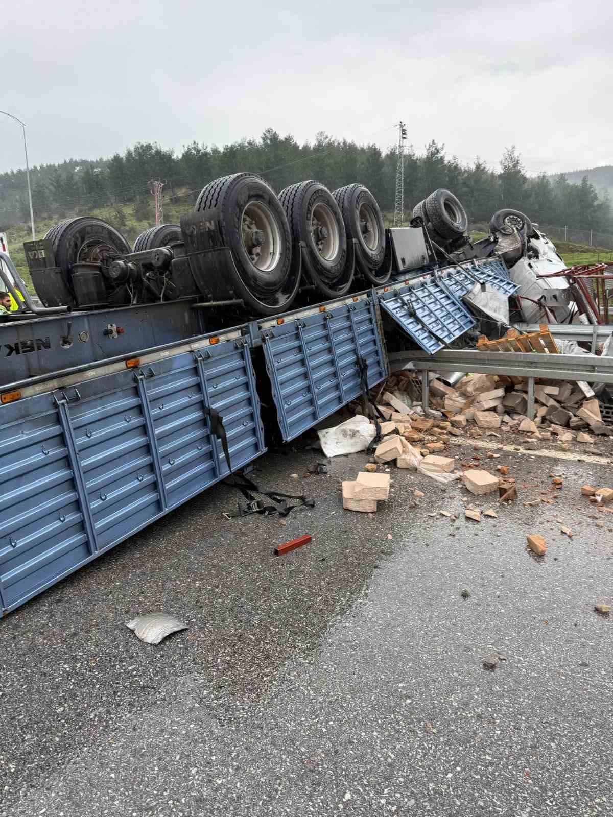Otoyolda kazaya karışan tır ters döndü: 1 yaralı
