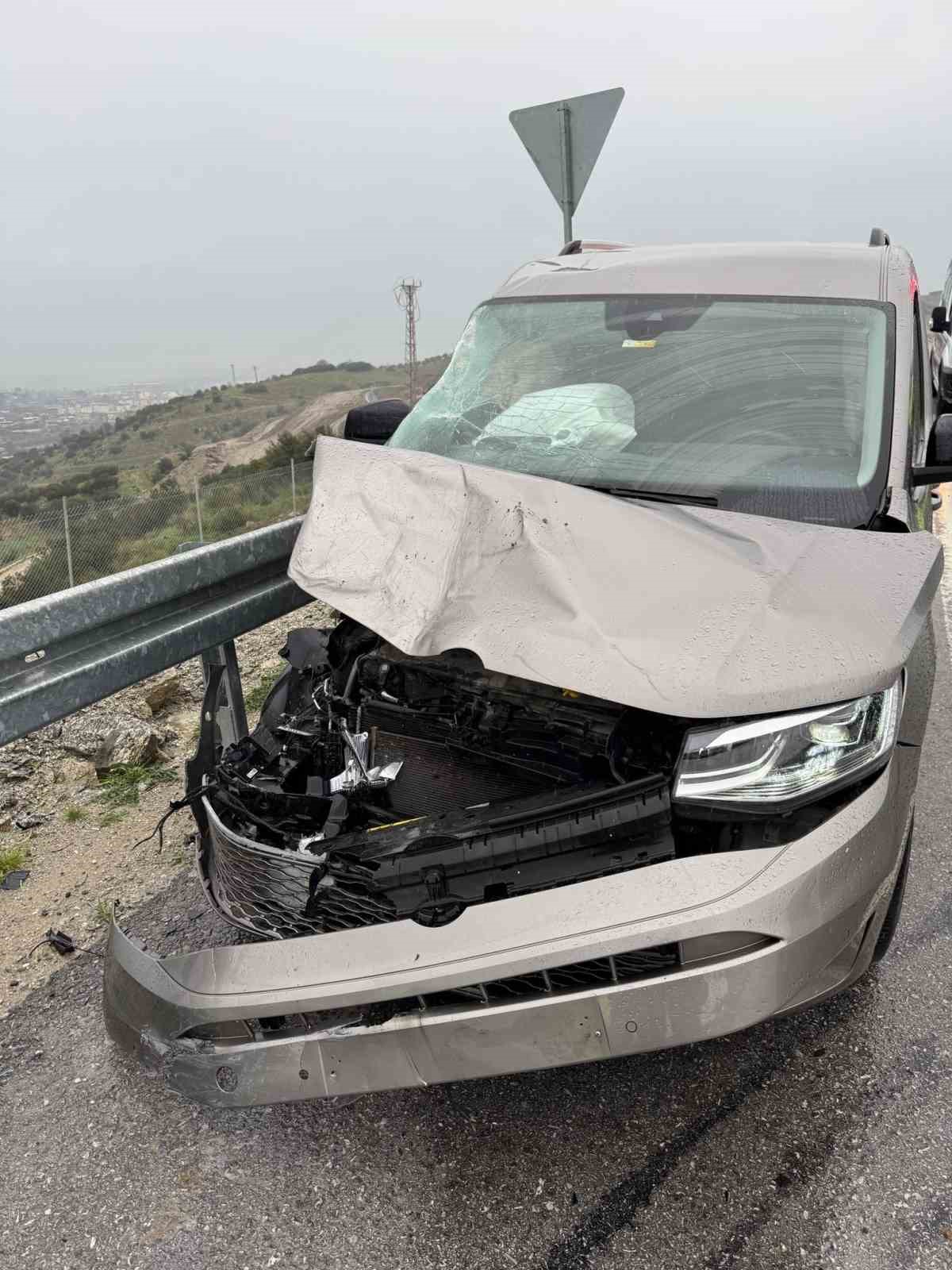 Otoyolda kazaya karışan tır ters döndü: 1 yaralı
