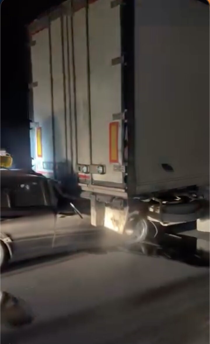 Otoyolda kontrolden çıkan otomobil, tıra arkadan çarptı: 1 yaralı
