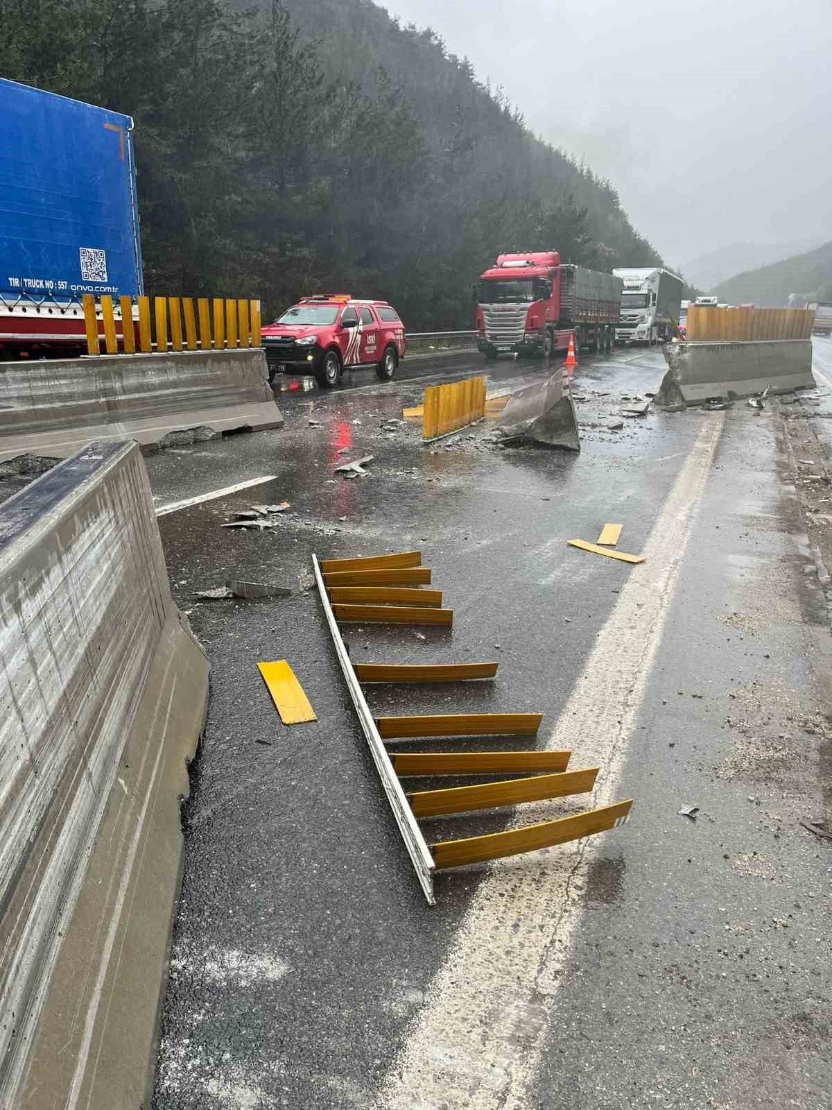 Otoyolda tır bariyerlere çarpıp şarampole yuvarlandı: 2 yaralı
