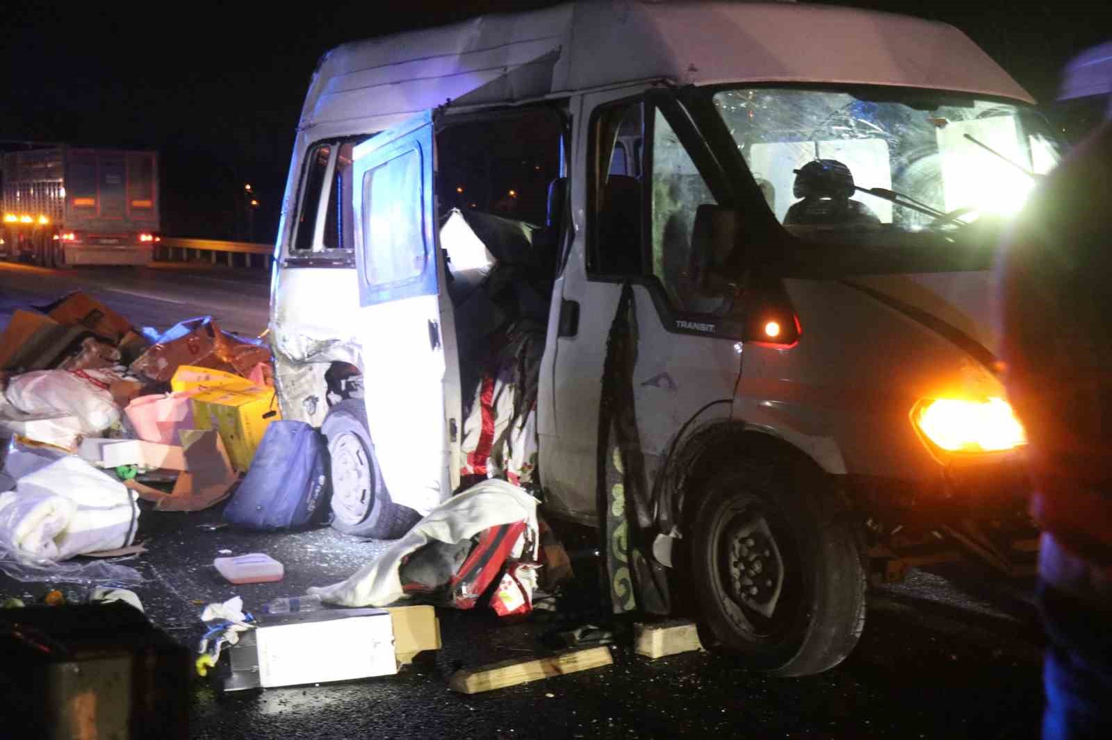 Otoyoldaki feci kazada minibüse arkadan çarpan otomobil sürücüsü 2.11 promil alkollü çıktı
