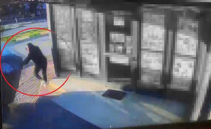 Oturduğu yerde aracın altında kalmaktan saniyelerle ile kurtuldu, o anlar güvenlik kamerasına yansıdı
