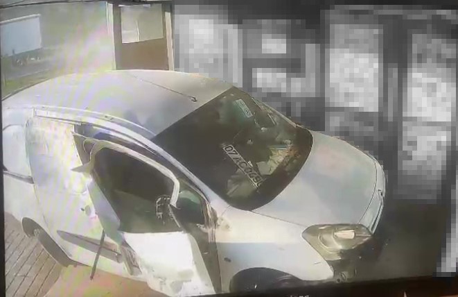 Oturduğu yerde aracın altında kalmaktan saniyelerle ile kurtuldu, o anlar güvenlik kamerasına yansıdı
