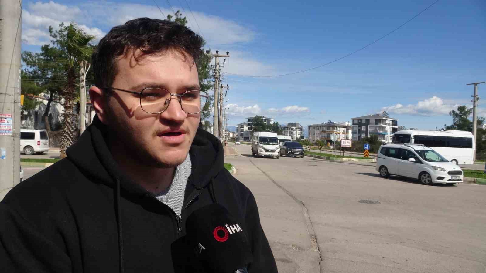 Oturduğu yerde aracın altında kalmaktan saniyelerle ile kurtuldu, o anlar güvenlik kamerasına yansıdı
