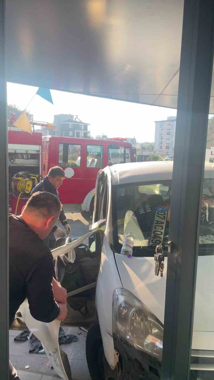 Oturduğu yerde aracın altında kalmaktan saniyelerle ile kurtuldu, o anlar güvenlik kamerasına yansıdı
