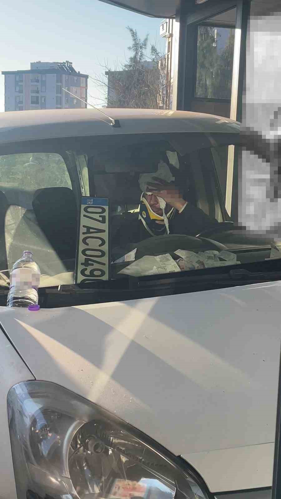 Oturduğu yerde aracın altında kalmaktan saniyelerle ile kurtuldu, o anlar güvenlik kamerasına yansıdı
