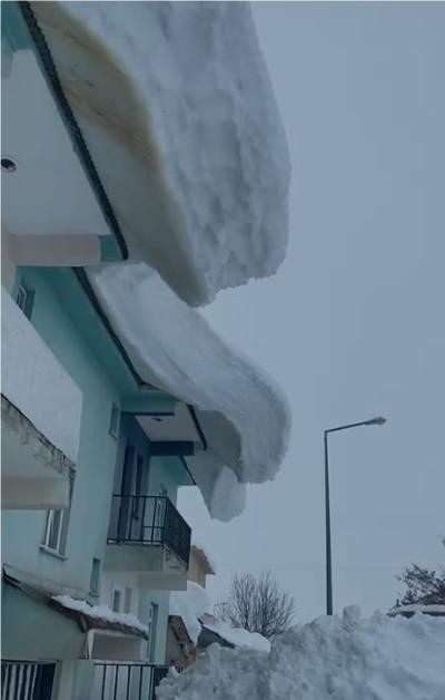 Ovacık’ta bina çatılarında sarkan kar kütleleri hayrete düşürdü
