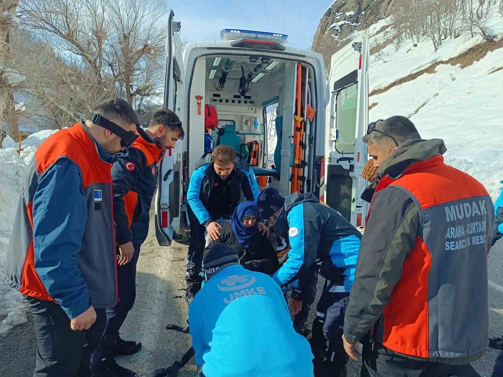 Ovacık’ta karla mücadelede zamanla yarış: 2 hastaya zorlu şartlarda müdahale
