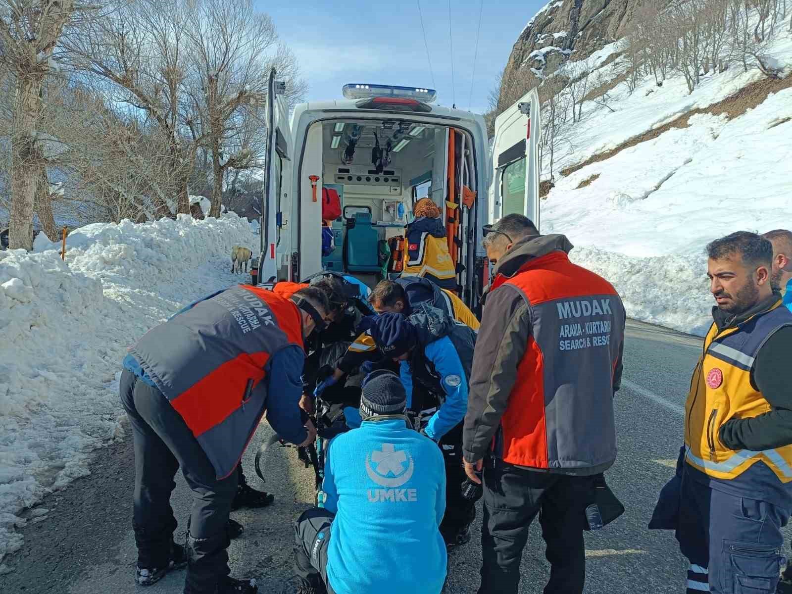 Ovacık’ta karla mücadelede zamanla yarış: 2 hastaya zorlu şartlarda müdahale
