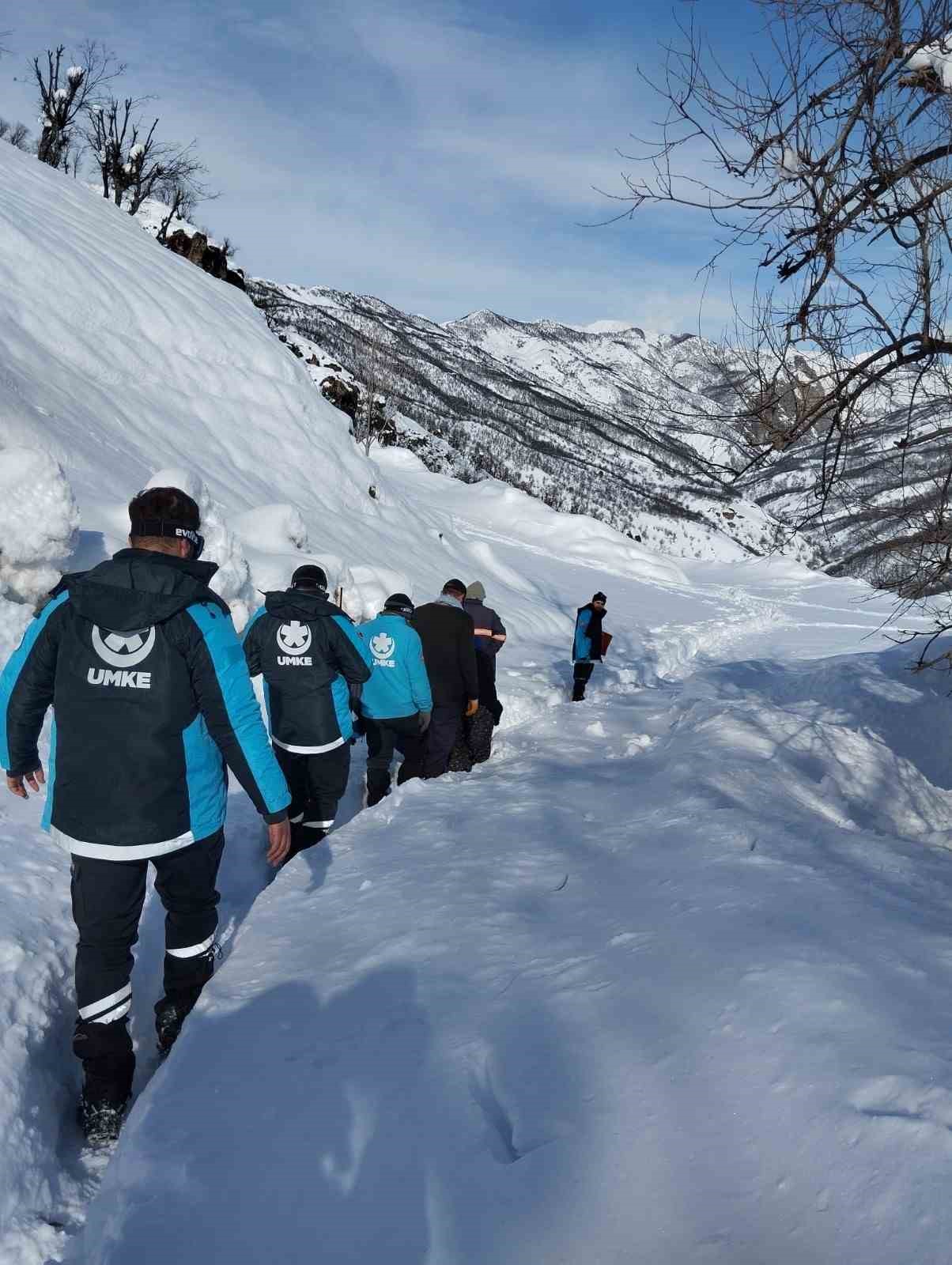 Ovacık’ta karla mücadelede zamanla yarış: 2 hastaya zorlu şartlarda müdahale
