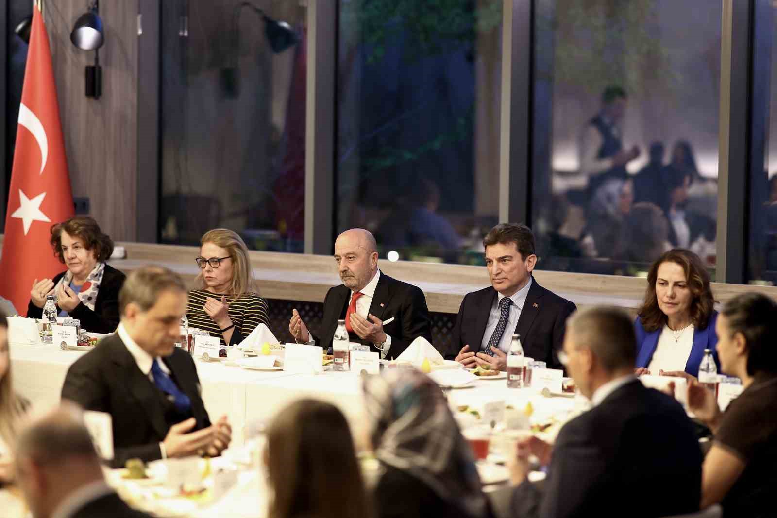 OYAK Yönetimi, şehit aileleriyle iftar sofrasında bir araya geldi
