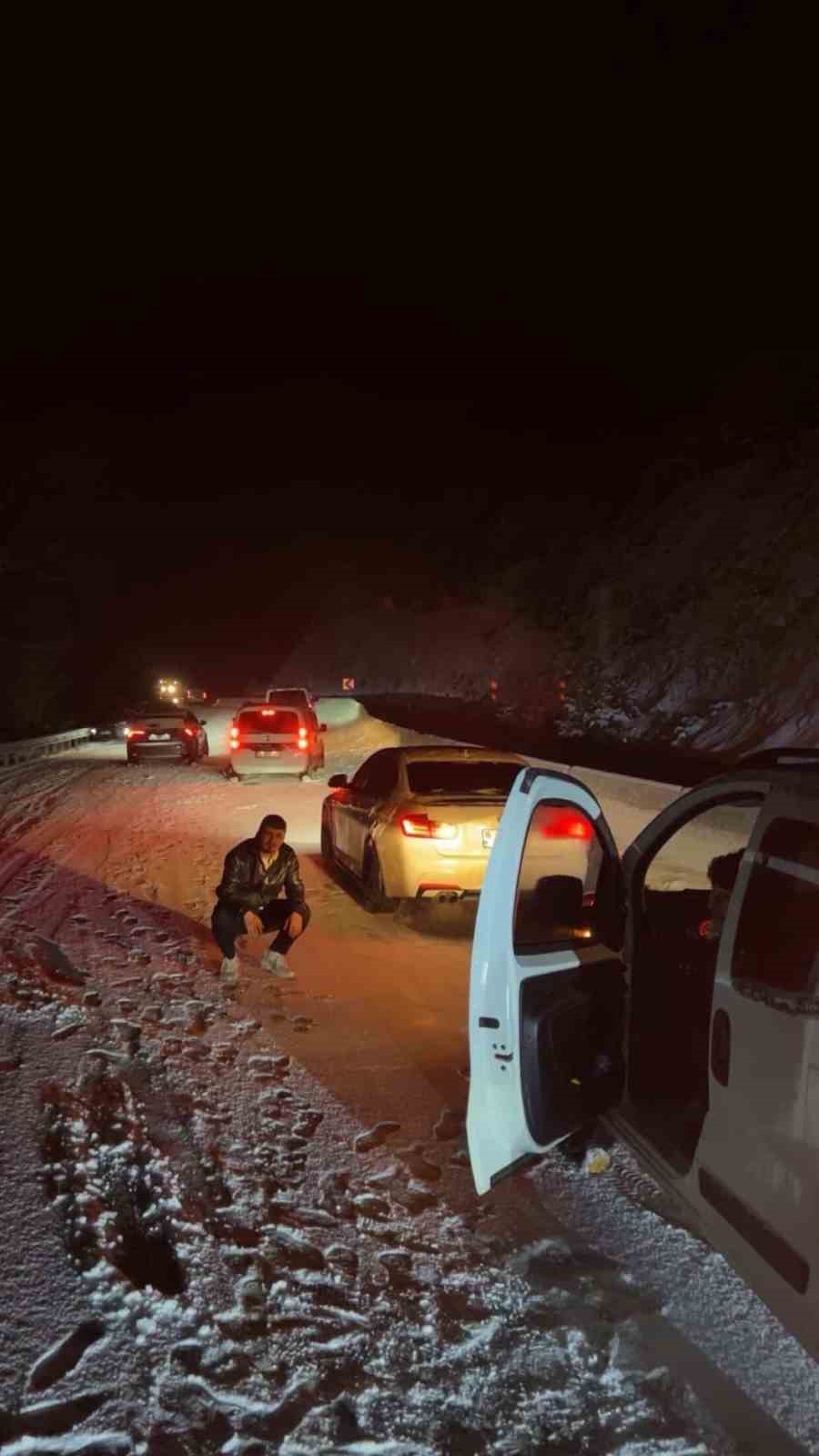 Oylat Kaplıcaları’nda 20 araç yolda mahsur kaldı
