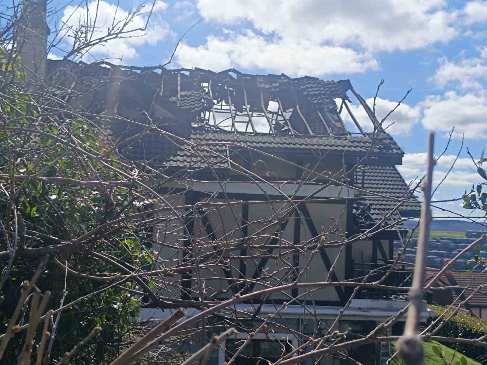 Oyuncu Aslıhan Karalar ölümden döndü: Lüks villadaki yangın havadan görüntülendi
