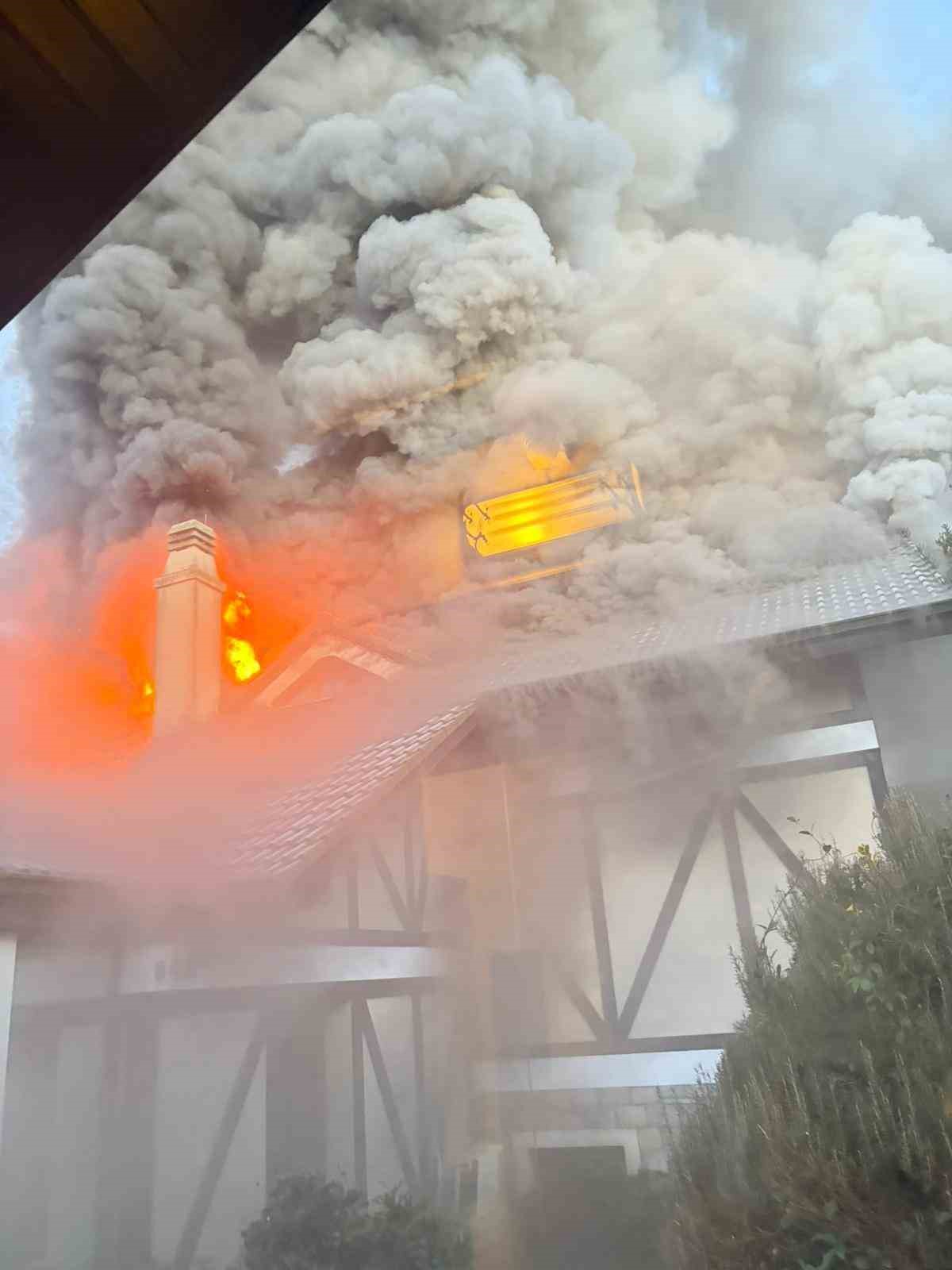 Oyuncu Aslıhan Karalar ölümden döndü: Lüks villadaki yangın havadan görüntülendi
