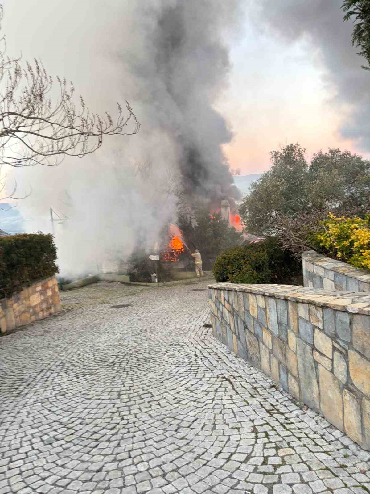 Oyuncu Aslıhan Karalar ölümden döndü: Lüks villadaki yangın havadan görüntülendi

