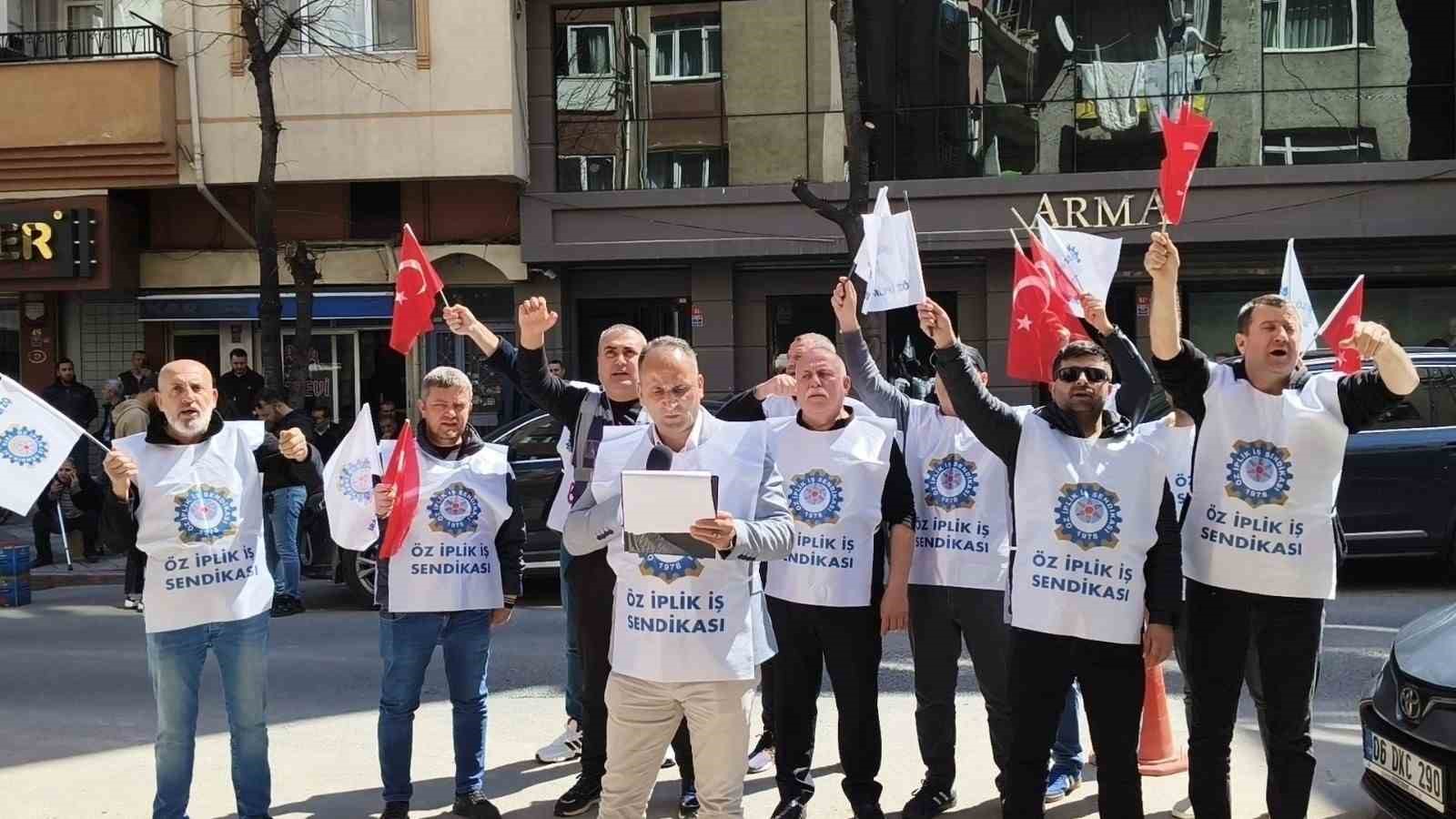 Öz İplik İş’ten Ar Leder önünde basın açıklaması
Öz İplik İş’ten Ar Leder önünde basın açıklaması