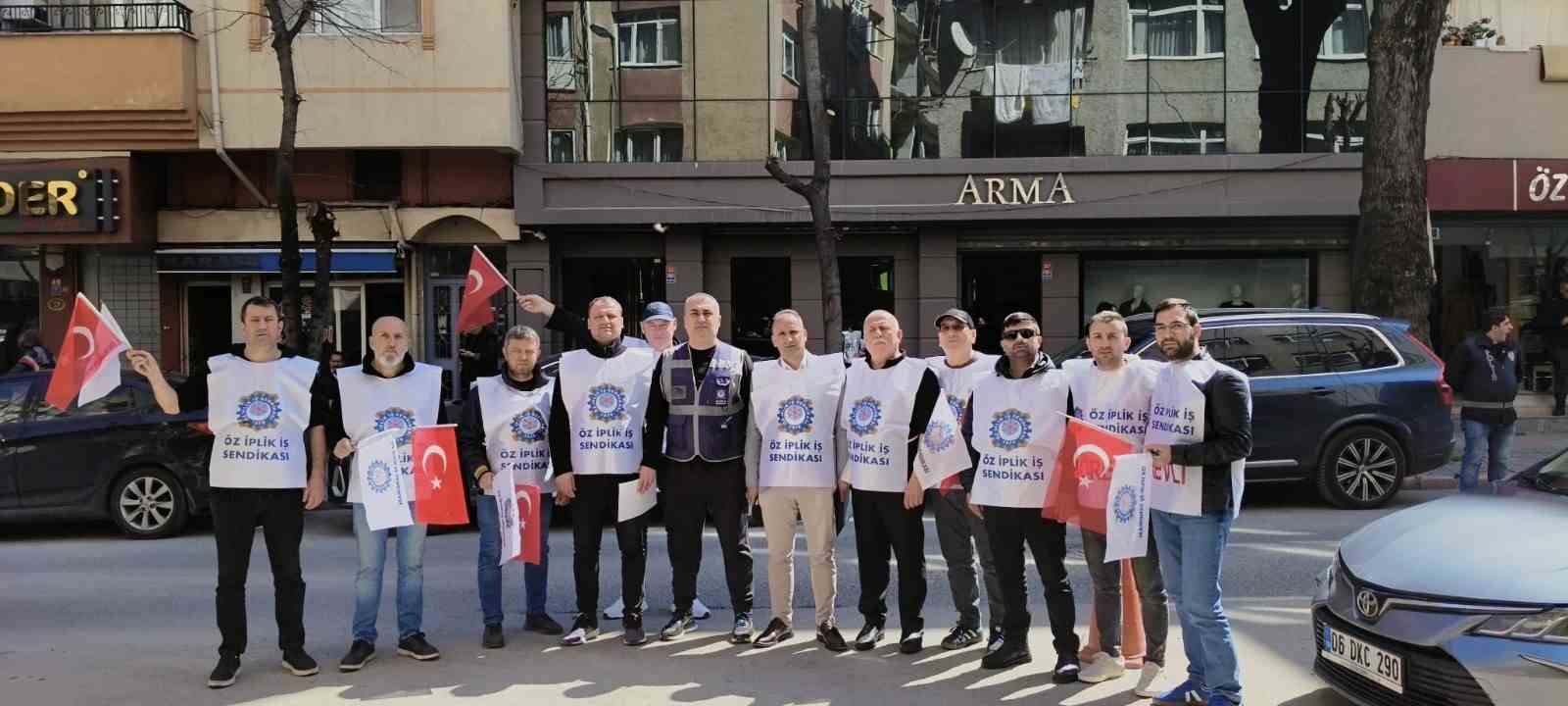 Öz İplik İş’ten Ar Leder önünde basın açıklaması
Öz İplik İş’ten Ar Leder önünde basın açıklaması