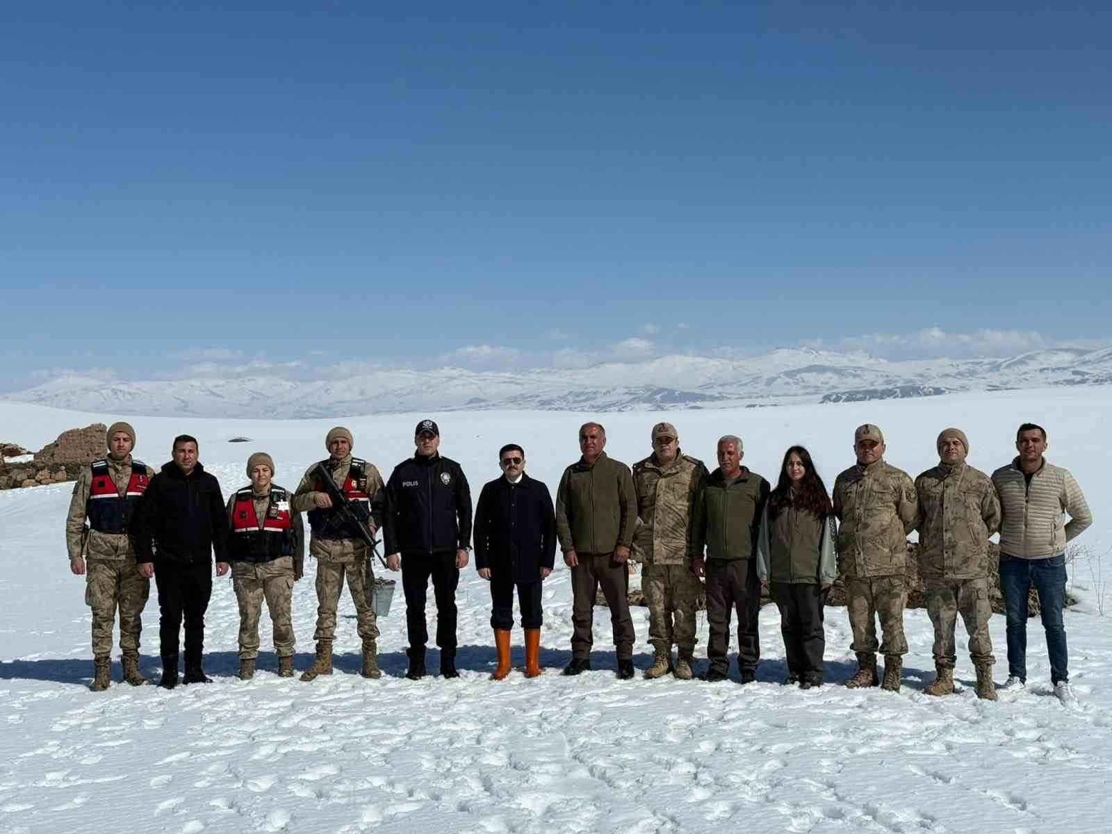 Özalp ilçesinde doğaya yem bırakıldı
