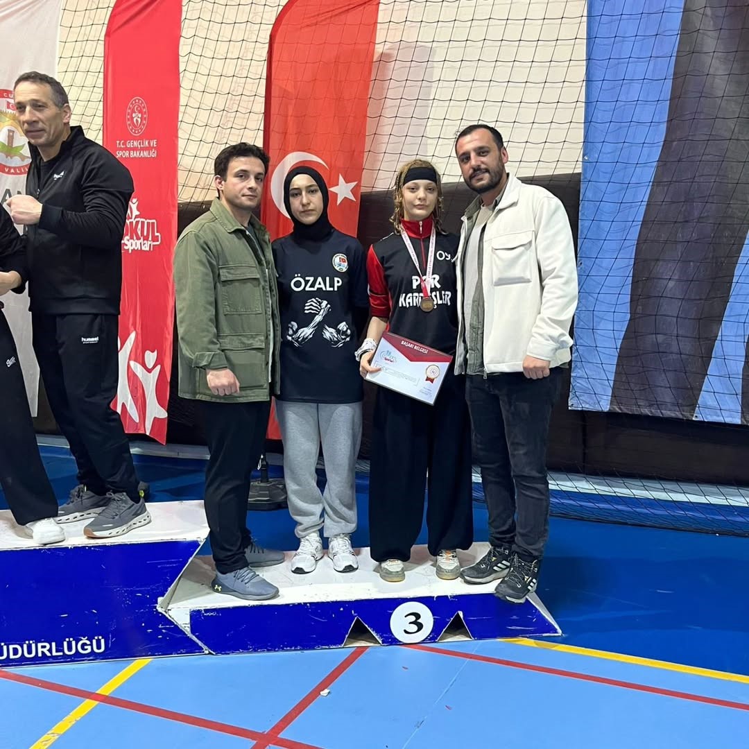 Özalplı öğrenci bilek güreşinde Türkiye üçüncüsü oldu
