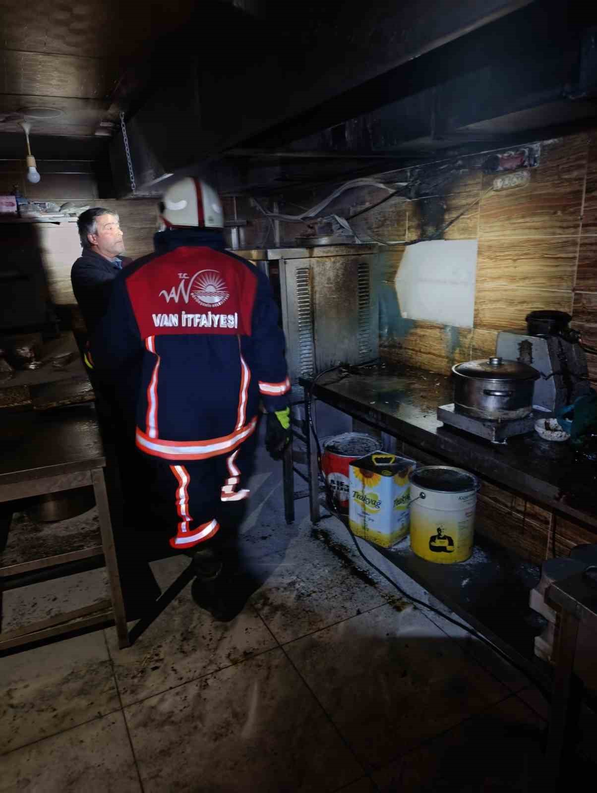 Özalp’ta iş yeri yangını
