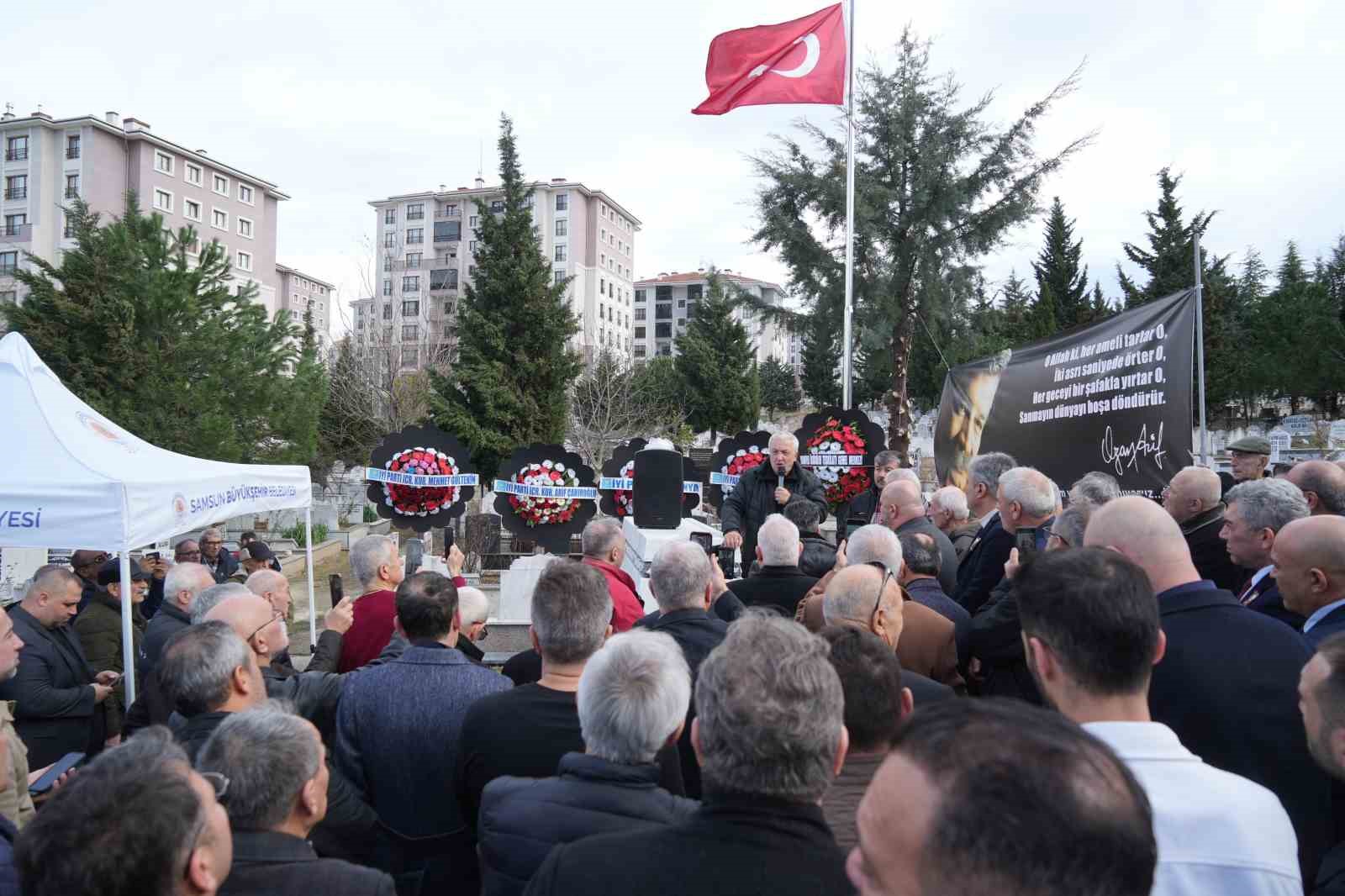 Ozan Arif, 7. ölüm yıl dönümünde mezarı başında anıldı
