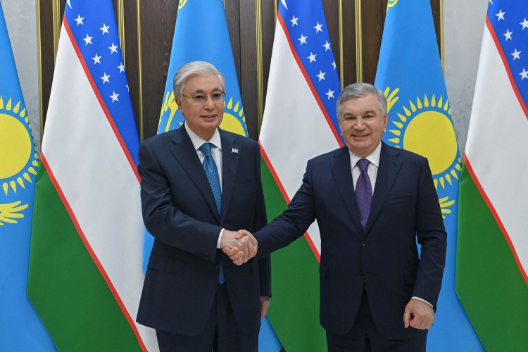 Özbekistan Cumhurbaşkanı Mirziyoyev, Kazakistanlı mevkidaşı Tokayev’le bir araya geldi
