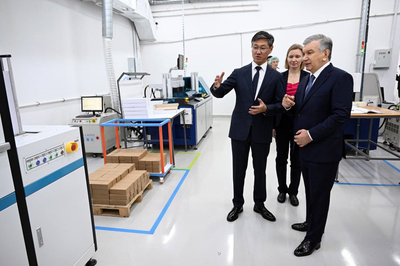 Özbekistan Cumhurbaşkanı Mirziyoyev, Teknopark şirketlerinin faaliyetlerini inceledi
