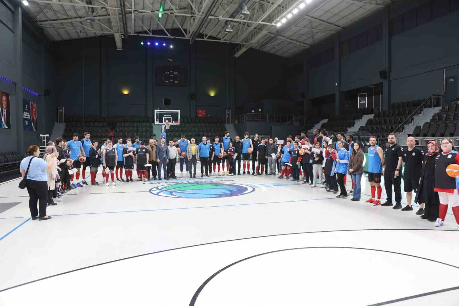 Özel bireyler ve basketbolcular potada buluştu
