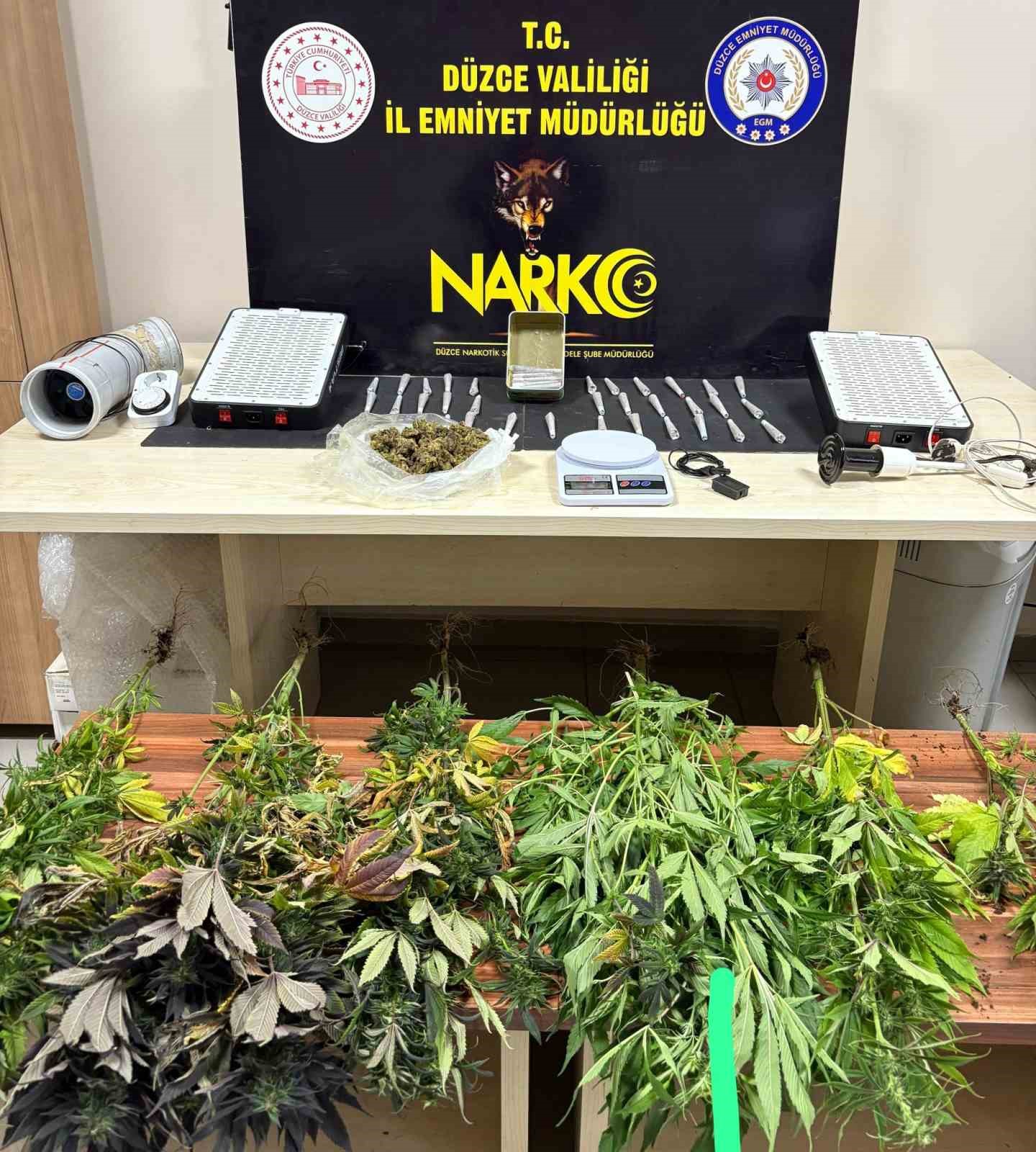 Özel düzenekle uyuşturucu yetiştirilen eve polis baskını
