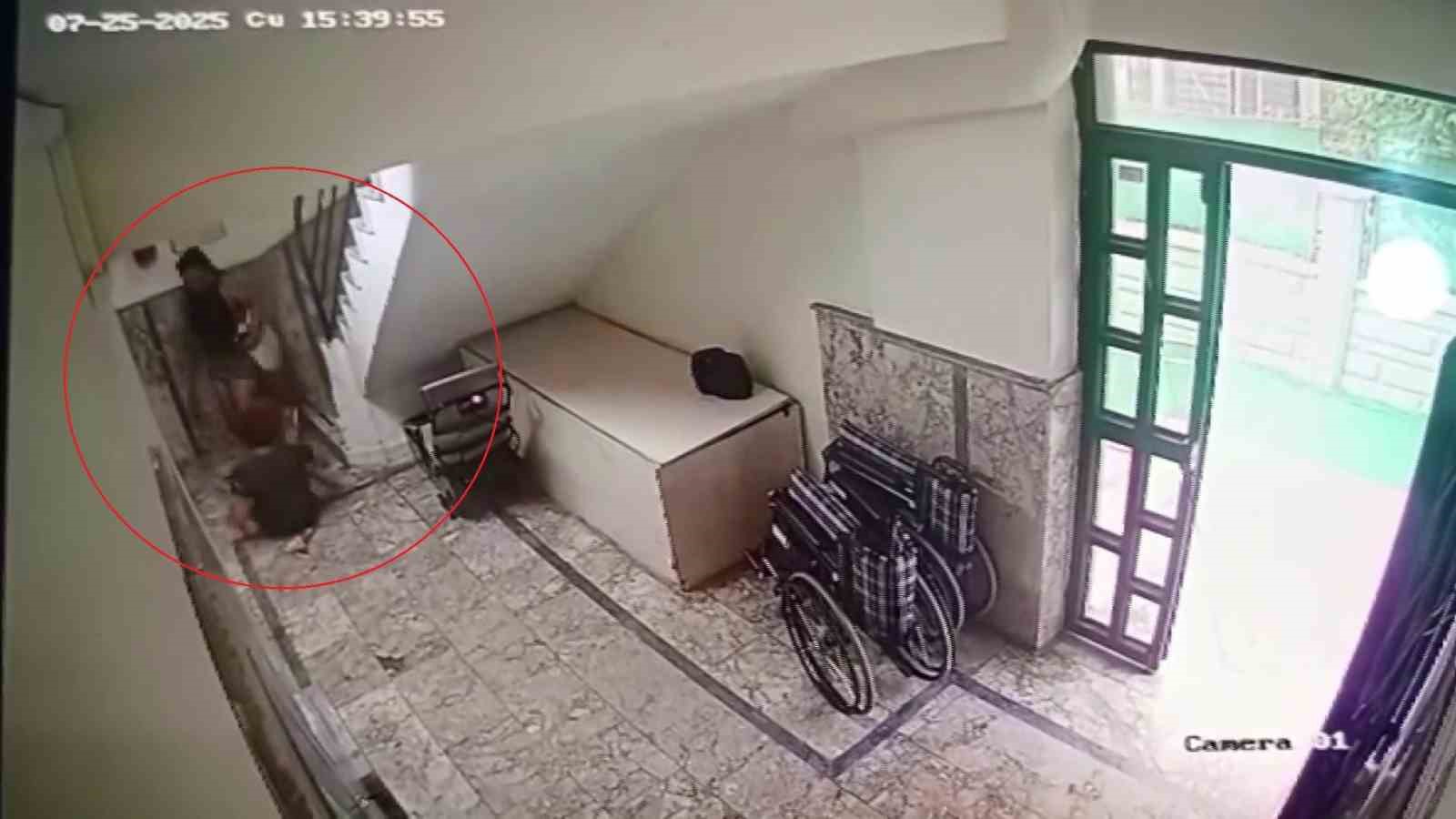 Özel eğitim merkezinin düşmedi dediği otizmli gencin düştüğü anın görüntüleri ortaya çıktı
Özel eğitim merkezinin düşmedi dediği otizmli gencin düştüğü anın görüntüleri ortaya çıktı