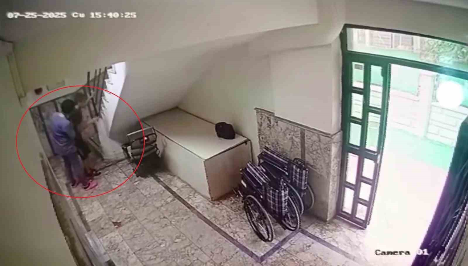 Özel eğitim merkezinin düşmedi dediği otizmli gencin düştüğü anın görüntüleri ortaya çıktı
Özel eğitim merkezinin düşmedi dediği otizmli gencin düştüğü anın görüntüleri ortaya çıktı