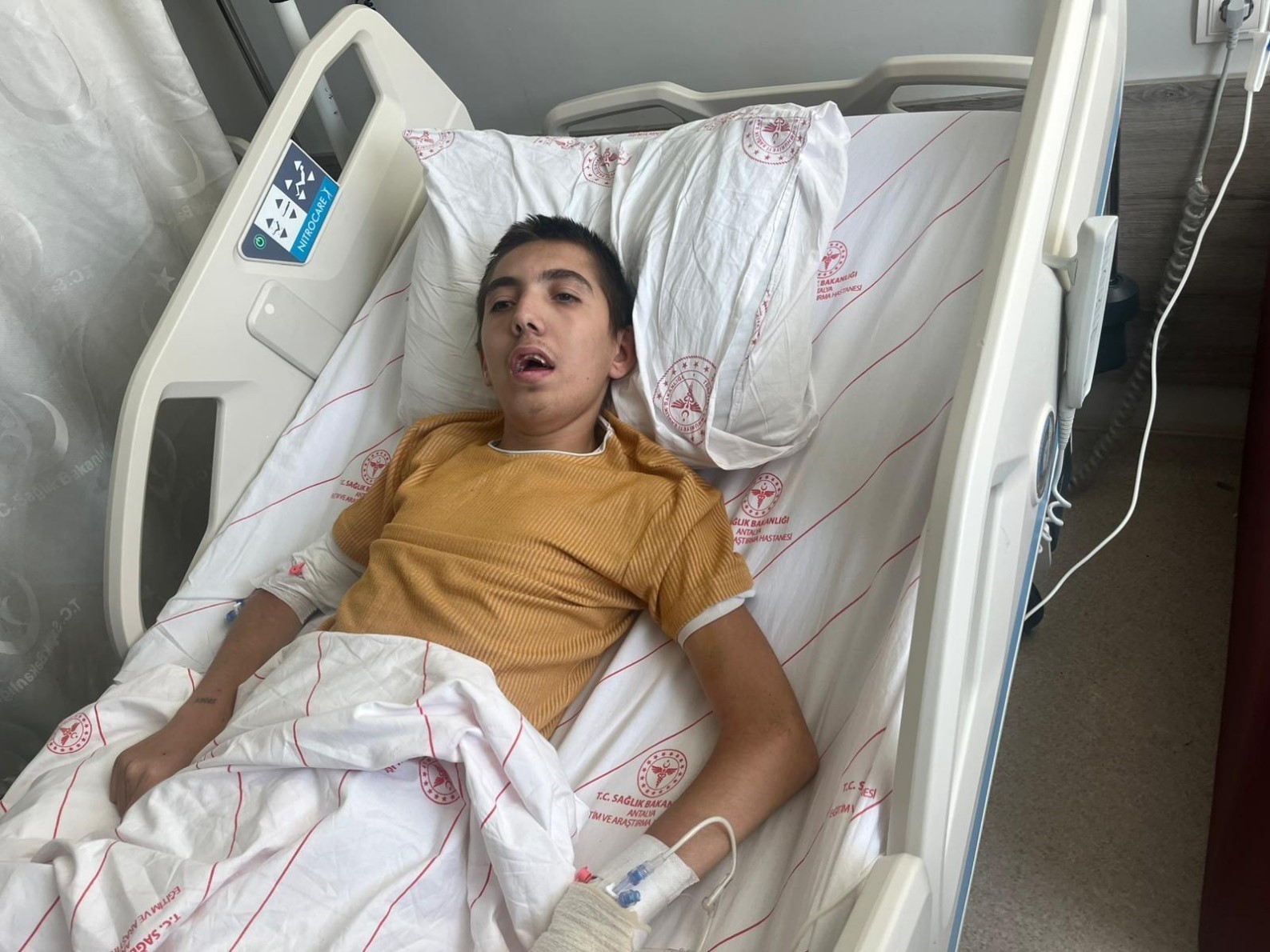 Özel eğitim merkezinin düşmedi dediği otizmli gencin düştüğü anın görüntüleri ortaya çıktı
Özel eğitim merkezinin düşmedi dediği otizmli gencin düştüğü anın görüntüleri ortaya çıktı