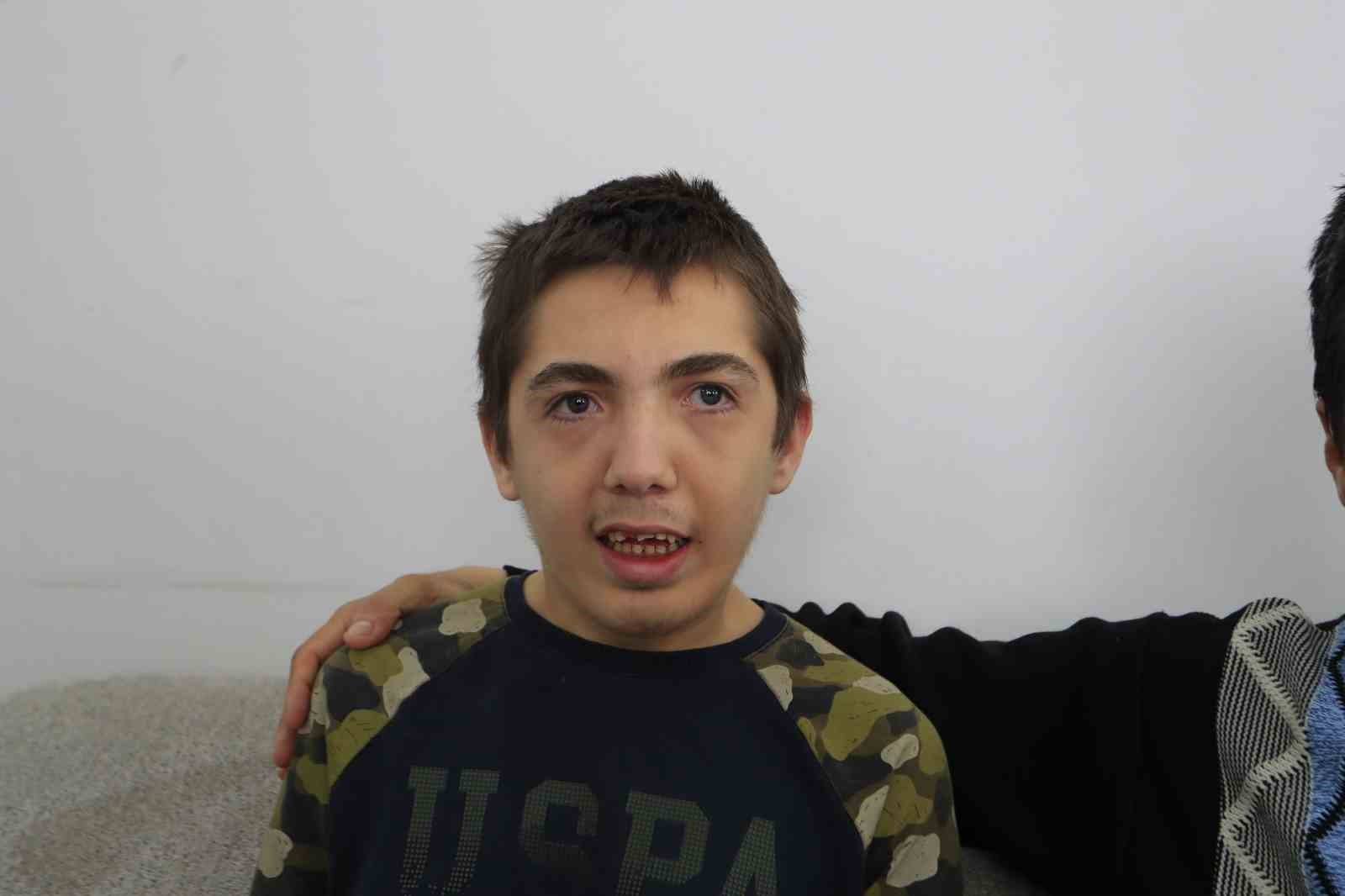 Özel eğitim merkezinin düşmedi dediği otizmli gencin düştüğü anın görüntüleri ortaya çıktı
Özel eğitim merkezinin düşmedi dediği otizmli gencin düştüğü anın görüntüleri ortaya çıktı