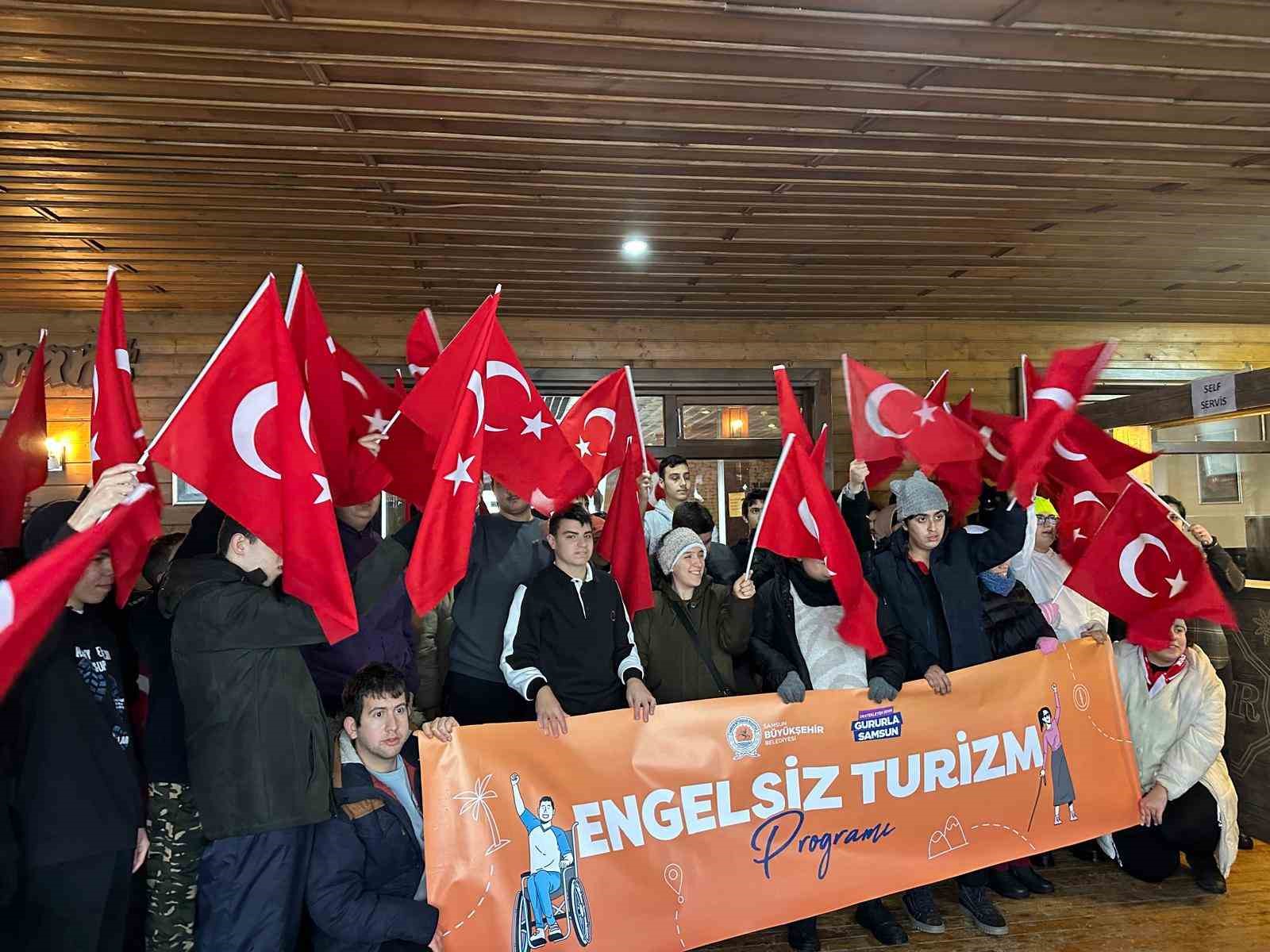 Özel eğitim öğrencileri Akdağ zirvesinde Türk bayrağı açtı
