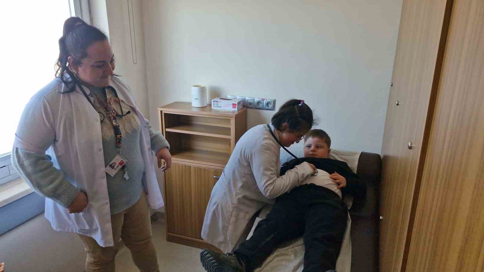 Özel eğitim öğrencileri hastane korkularını beyaz önlükle yendi
