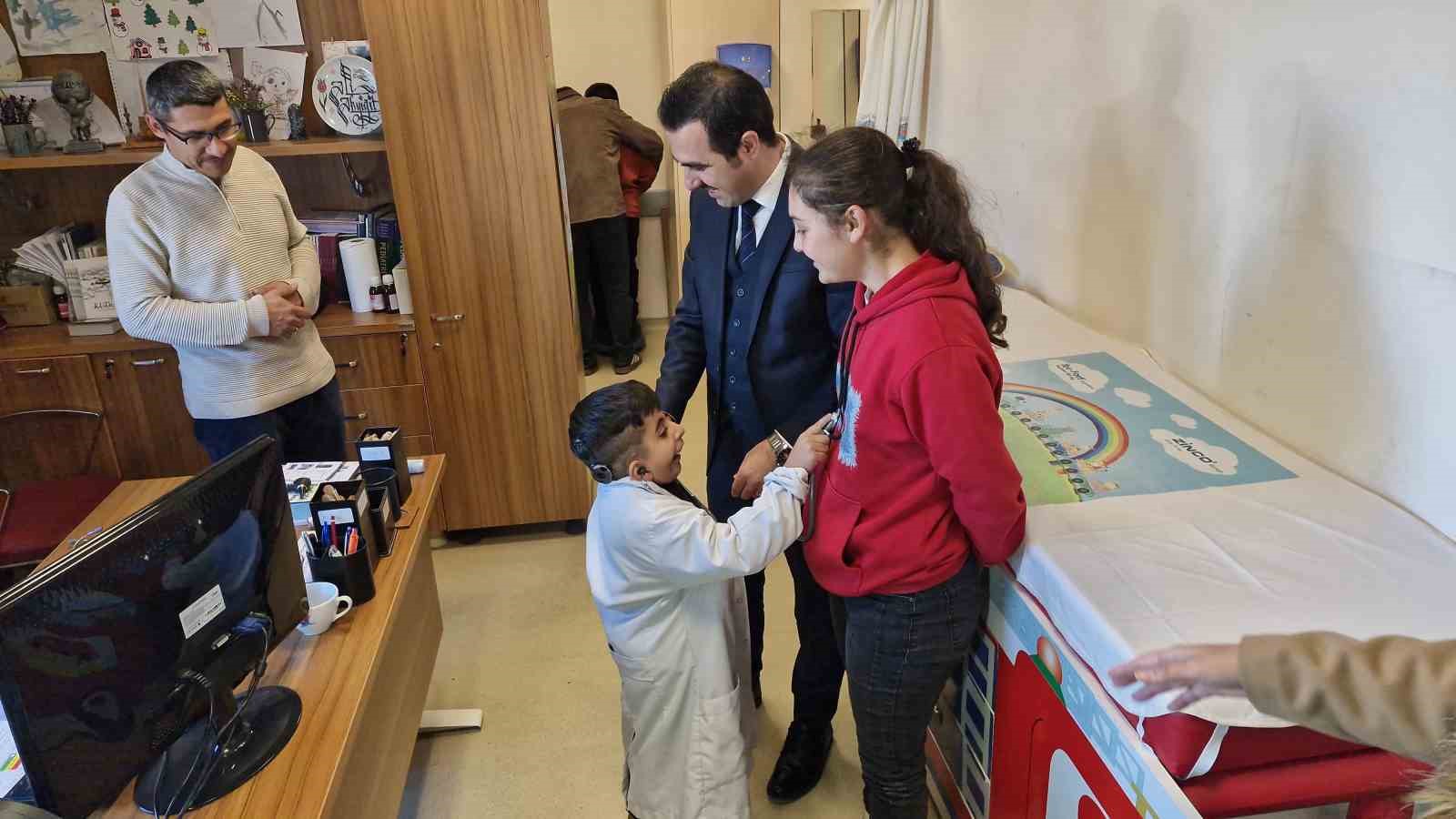 Özel eğitim öğrencileri hastane korkularını beyaz önlükle yendi
