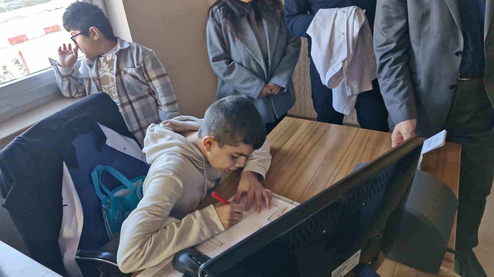 Özel eğitim öğrencileri hastane korkularını beyaz önlükle yendi
