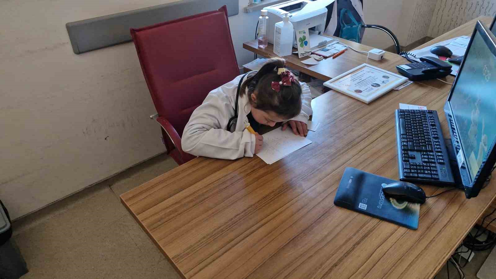 Özel eğitim öğrencileri hastane korkularını beyaz önlükle yendi
