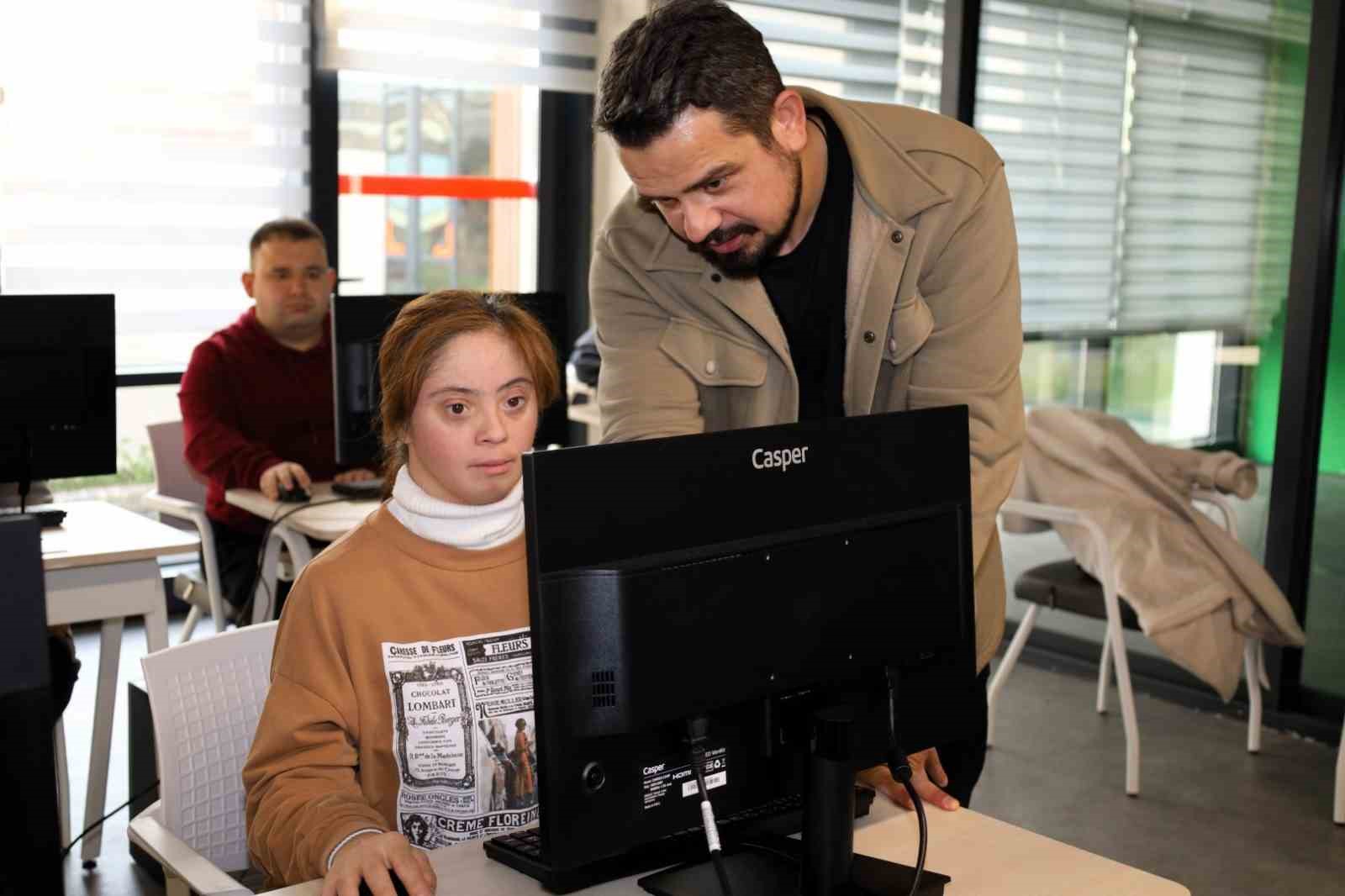 Özel gereksinimli bireylere bilgisayar ve kodlama eğitimi
