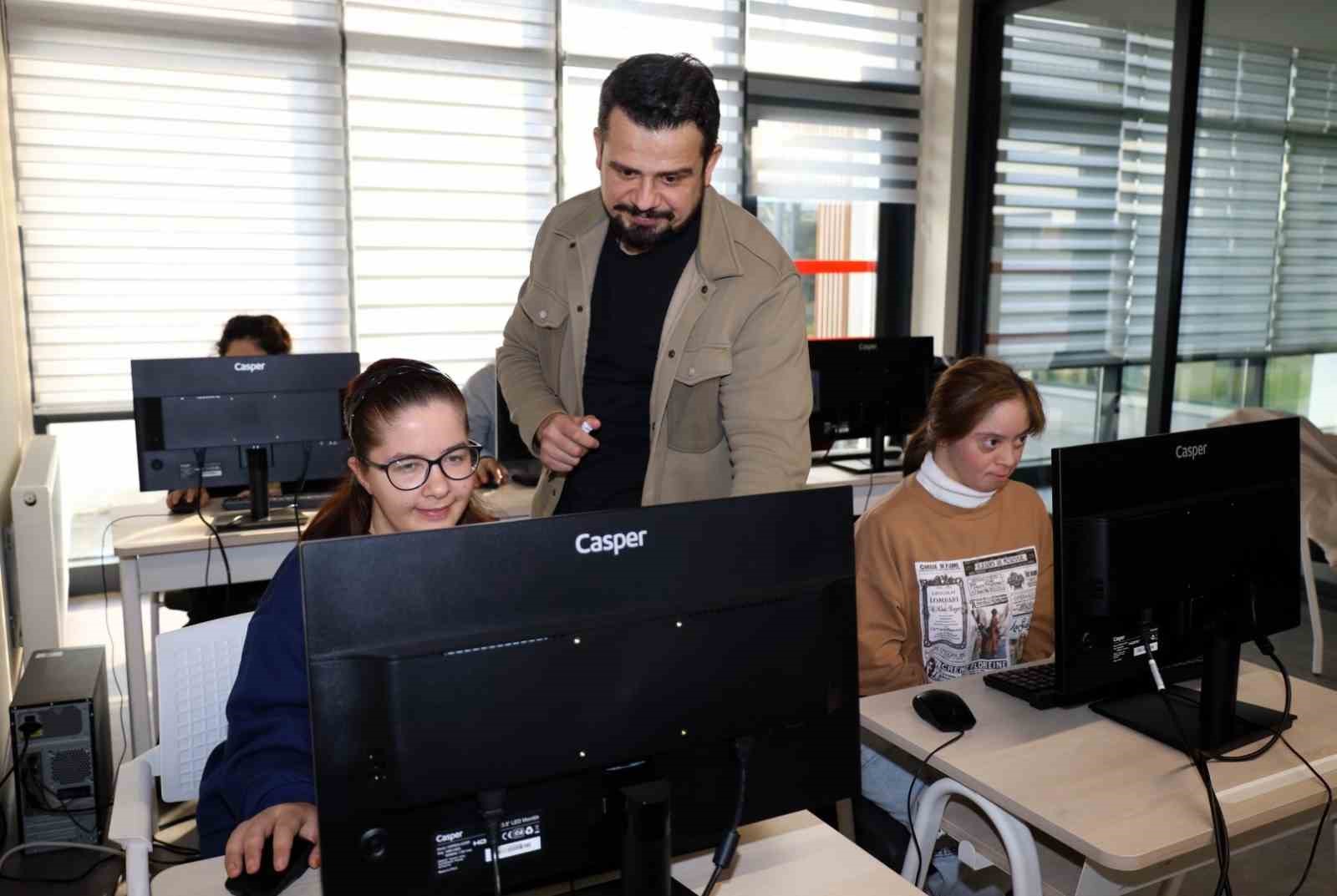 Özel gereksinimli bireylere bilgisayar ve kodlama eğitimi
