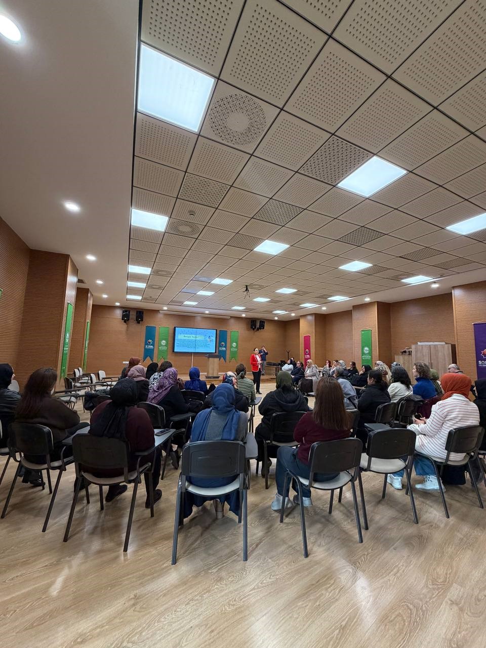 Özel gereksinimli bireylerin ailelerine iletişim eğitimi
