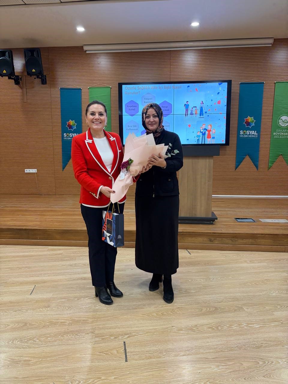 Özel gereksinimli bireylerin ailelerine iletişim eğitimi
