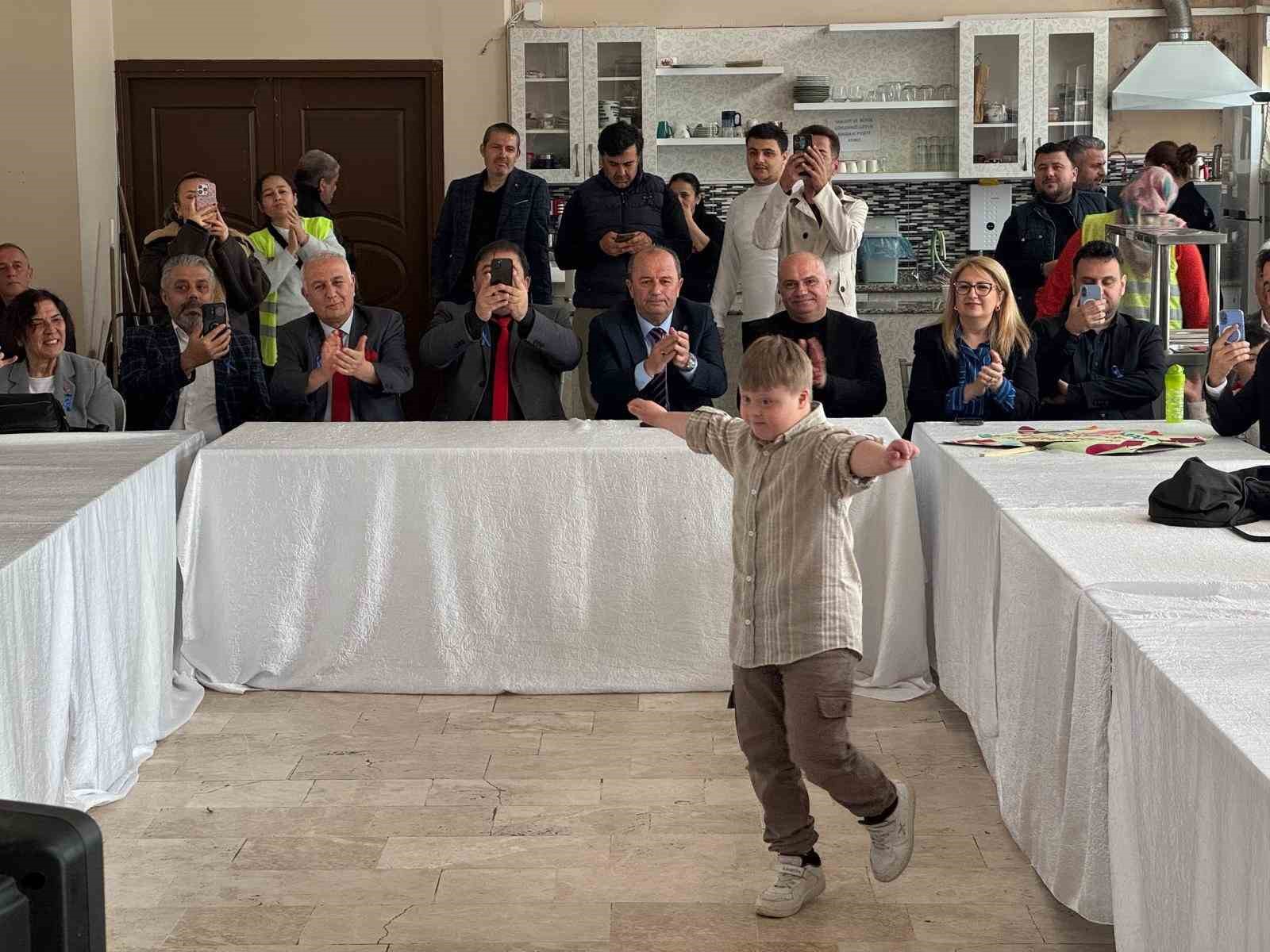 Özel ihtiyaçlı bireylerin eserleri sergilendi
