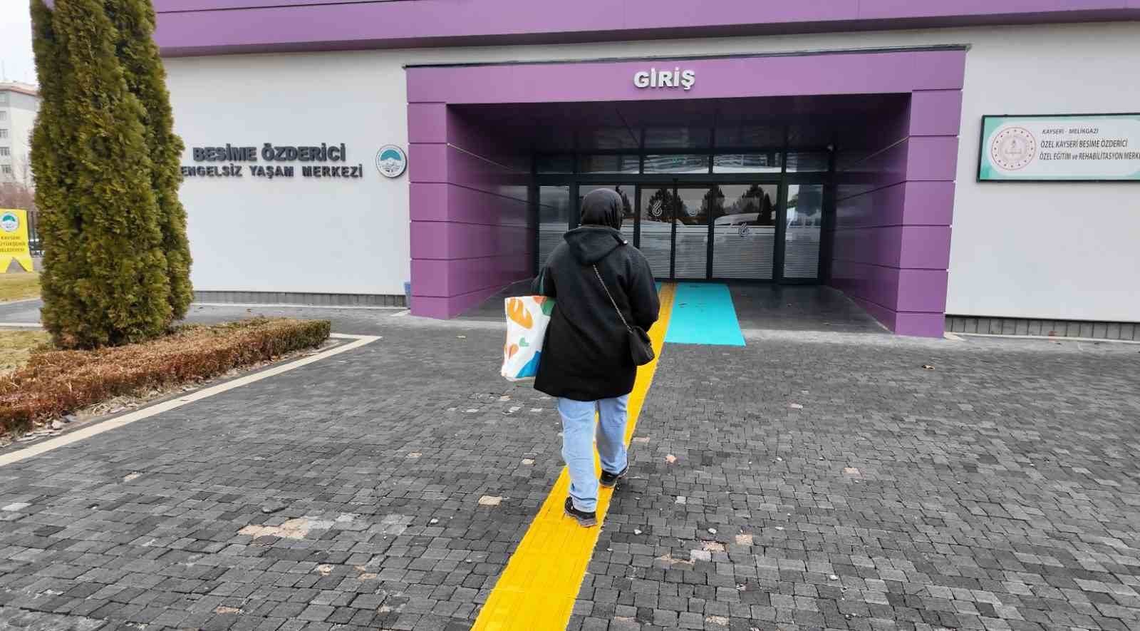 Özel ihtiyaçlı genç, büyükşehir ailesi ile tüm engelleri aşıyor
