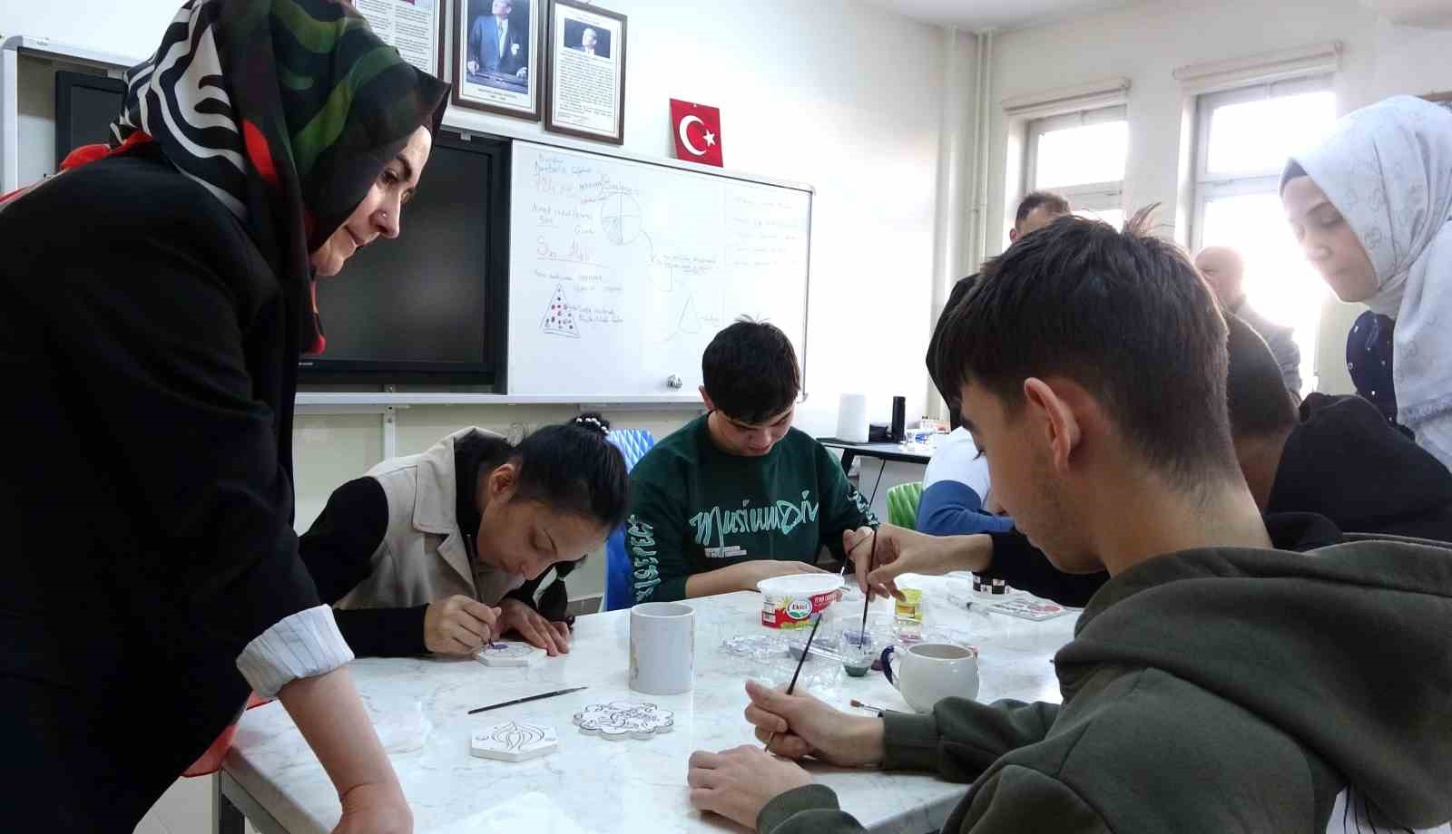 Özel öğrencilerden çini sanatına renkli dokunuş
