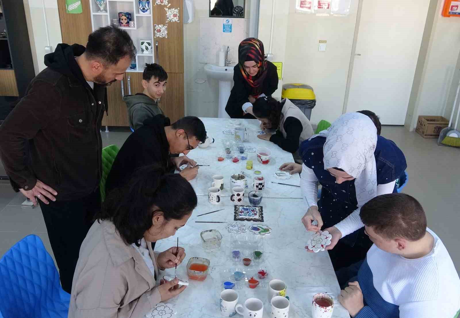 Özel öğrencilerden çini sanatına renkli dokunuş
