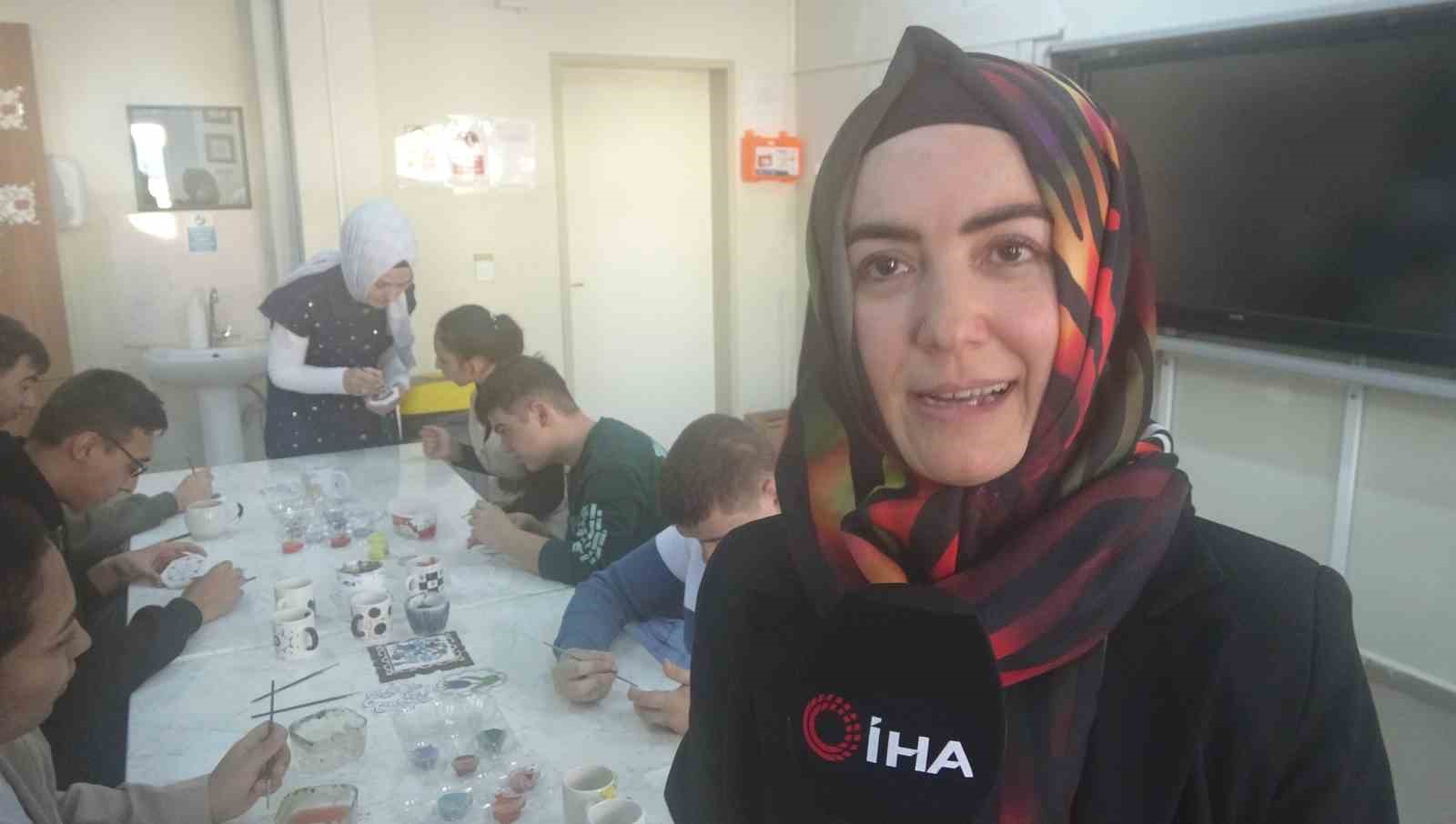 Özel öğrencilerden çini sanatına renkli dokunuş
