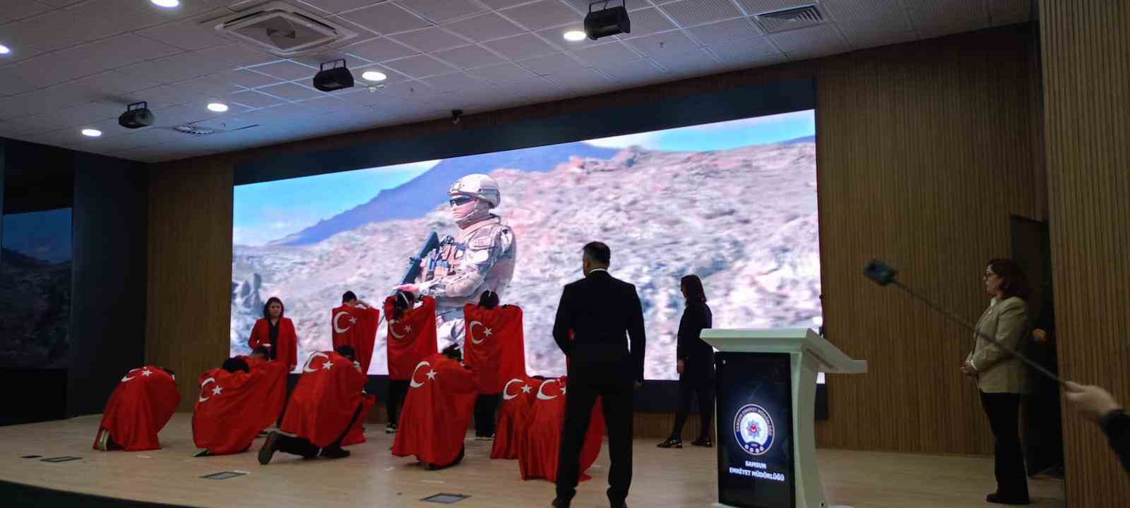 Özel öğrencilerden polislere anlamlı gösteri
